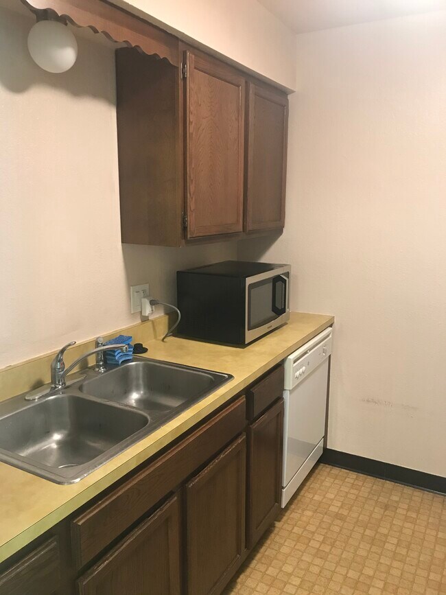 Kitchen1 w Microwave - 5402 Maple Ridge Rd Unit 2