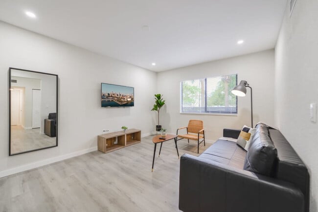 Photo - 700 SW 11th Ave Unidad FL2-ID1022463P