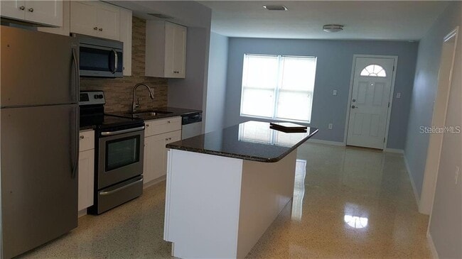 Photo - 5211 Hemlock Dr