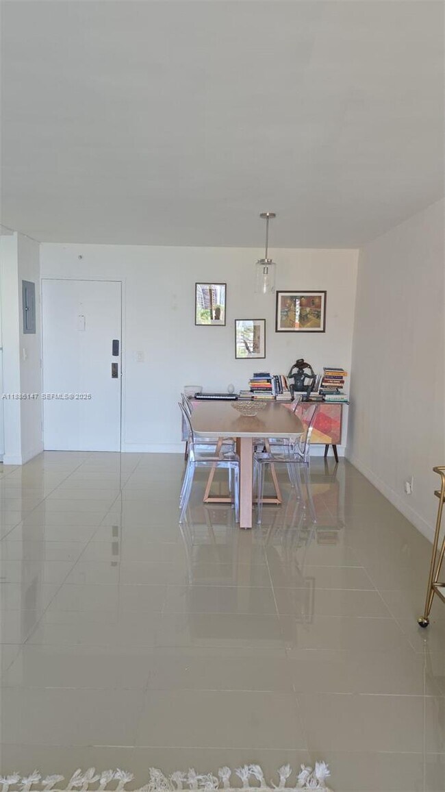 Building Photo - 200 SE 15th Rd Unit 8J