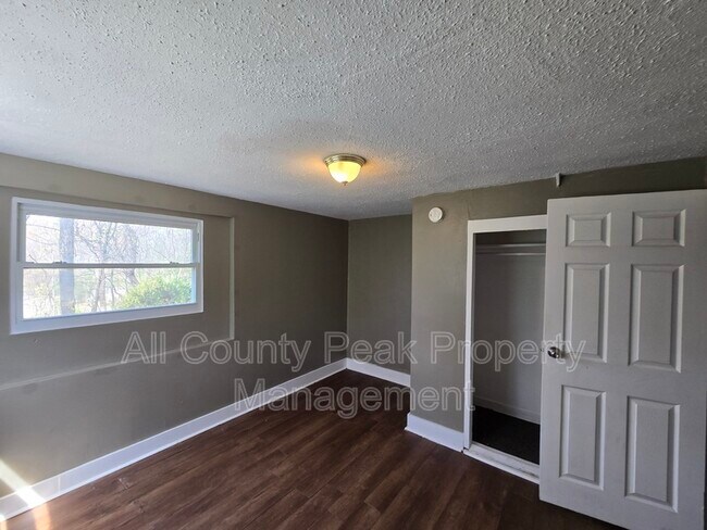 Photo - 107 Hollyberry Ln