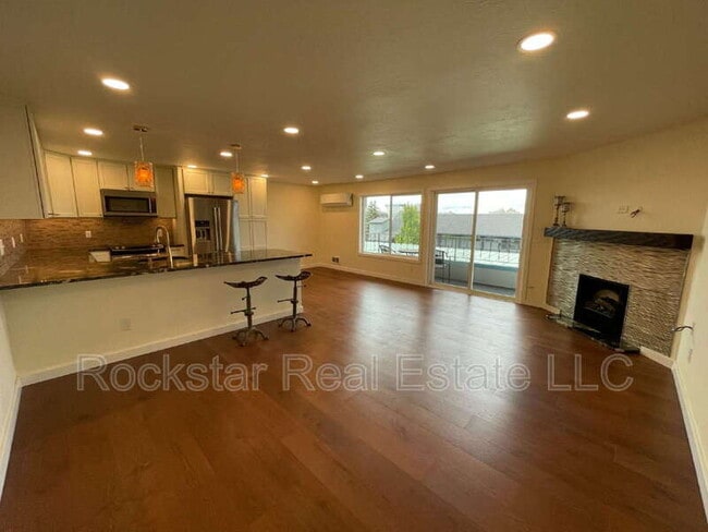 Building Photo - 214 W 6th Ave Unit #106 Rental