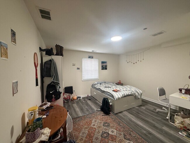 Building Photo - Newly Renovated Temple Apartment Unit C