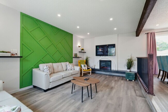 Photo - 10719-1042A 42a Ave NW Unit SI ID1564645P
