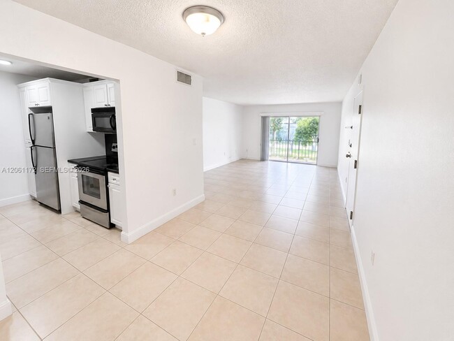 Building Photo - 10800 N Kendall Dr Unit O6