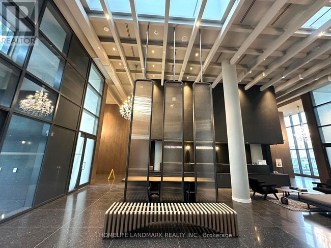 Photo - 28 Interchange Wy Unité 3815