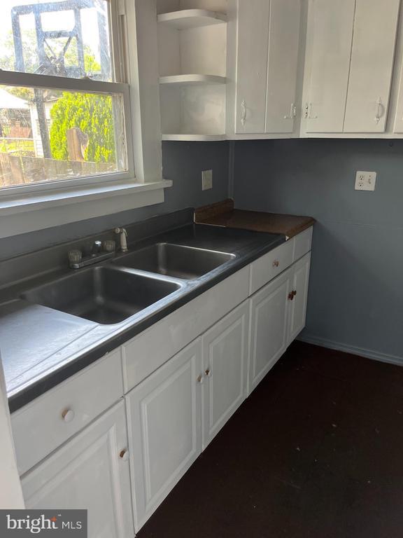 Building Photo - 170 S Giles St