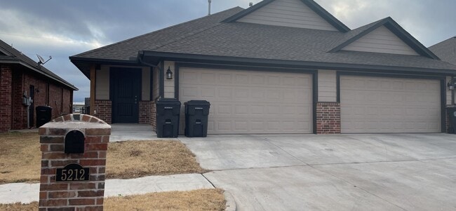 Building Photo - 5212 Oakwood Villa Ct