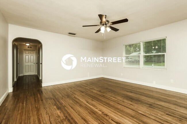 Photo - 4 Bedroom Pet-Friendly Home in Deland, FL with Main Street Renewal