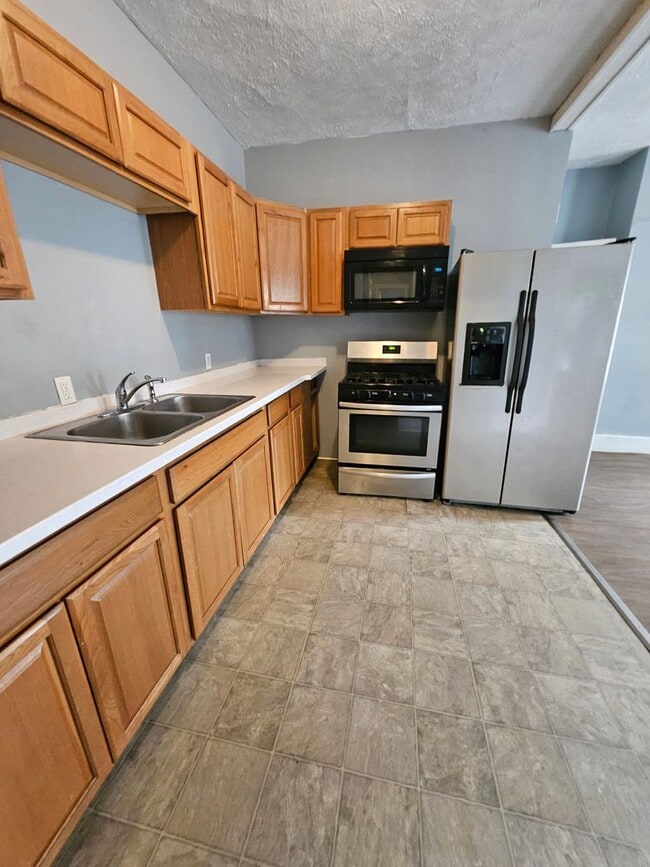 Building Photo - Upper 2 bedroom unit