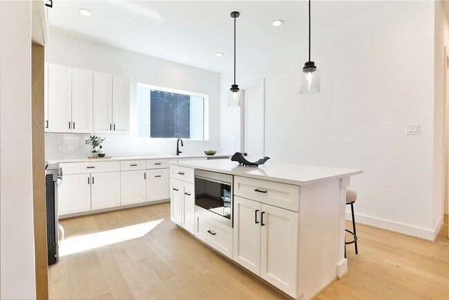 Photo - 1018A W 15th 1/2 St