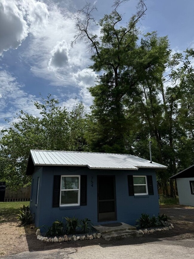 Photo - Cozy bungalow with in-unit washer and dryer near colleges