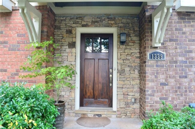 Photo - 1339 Oakview Rd