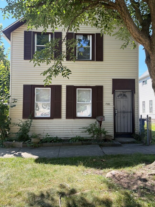 Building Photo - 5 Bedroom Rental
