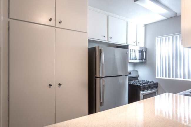 1BR, 1BA-600 SF