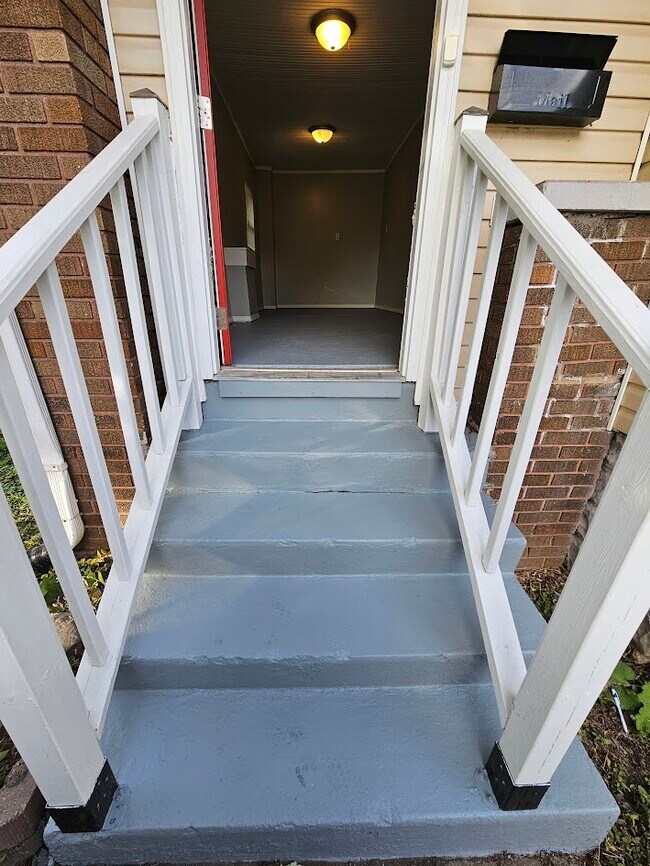 Escalones de la entrada principal - 417 S Spencer Ave