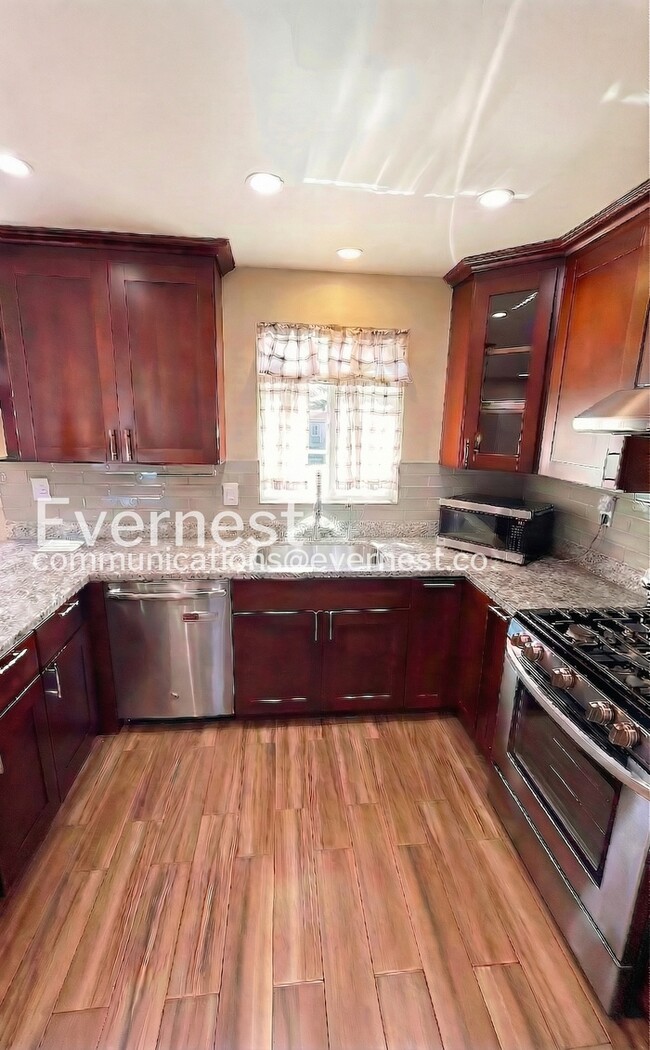 Photo - 1936 Shoreview Ave