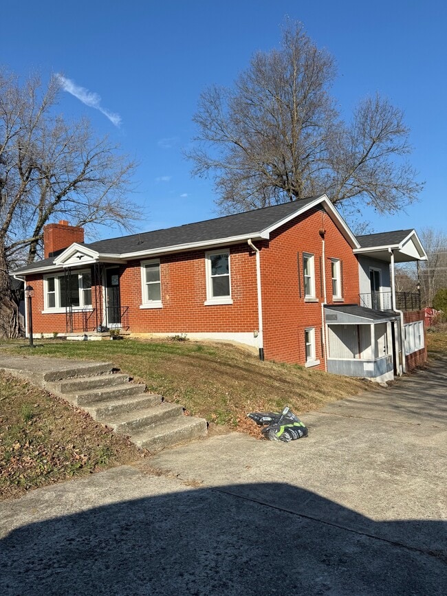 Photo - 2056 Hodgenville Rd