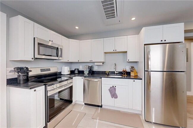 Building Photo - 44 Hall St Unit 0 Rental