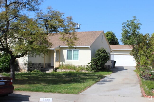 Building Photo - ( ( ( CUTE 4 BEDROOM 2 BATH ONE STORY HOUS... Rental