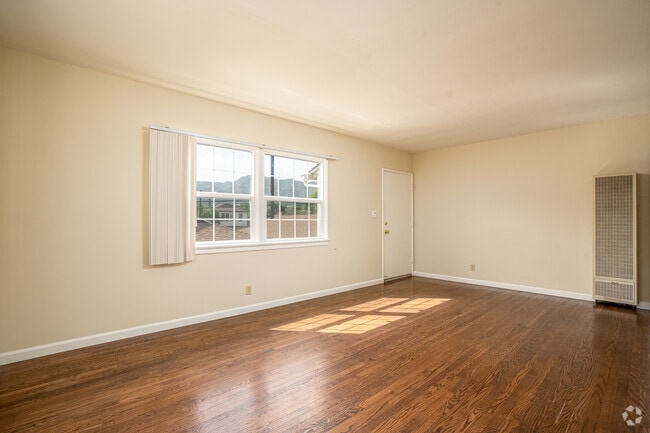 1BR, 1BA - 450SF - Living Room - 1905-1909 W. Alameda Unit 1909A