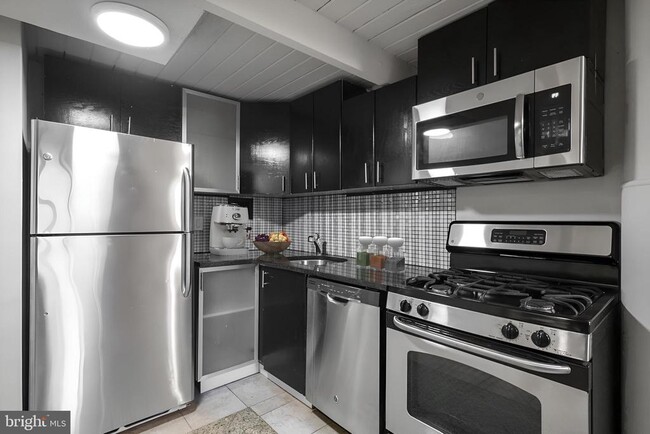Building Photo - 1329 Lombard St Unit 600 Rental