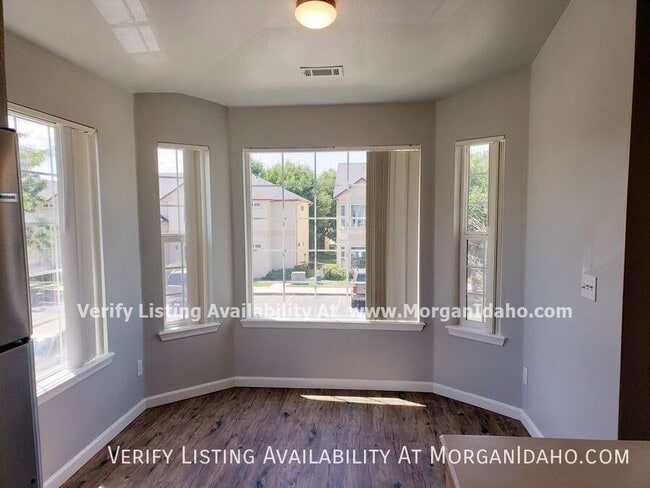 Photo - 10096 W Garverdale Ln Unit 202