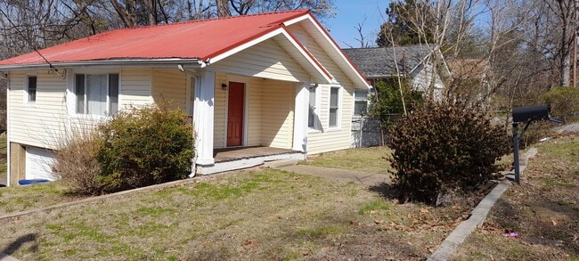 Building Photo - 2 Bedroom 1 bath bungalow in Red Bank TN Rental