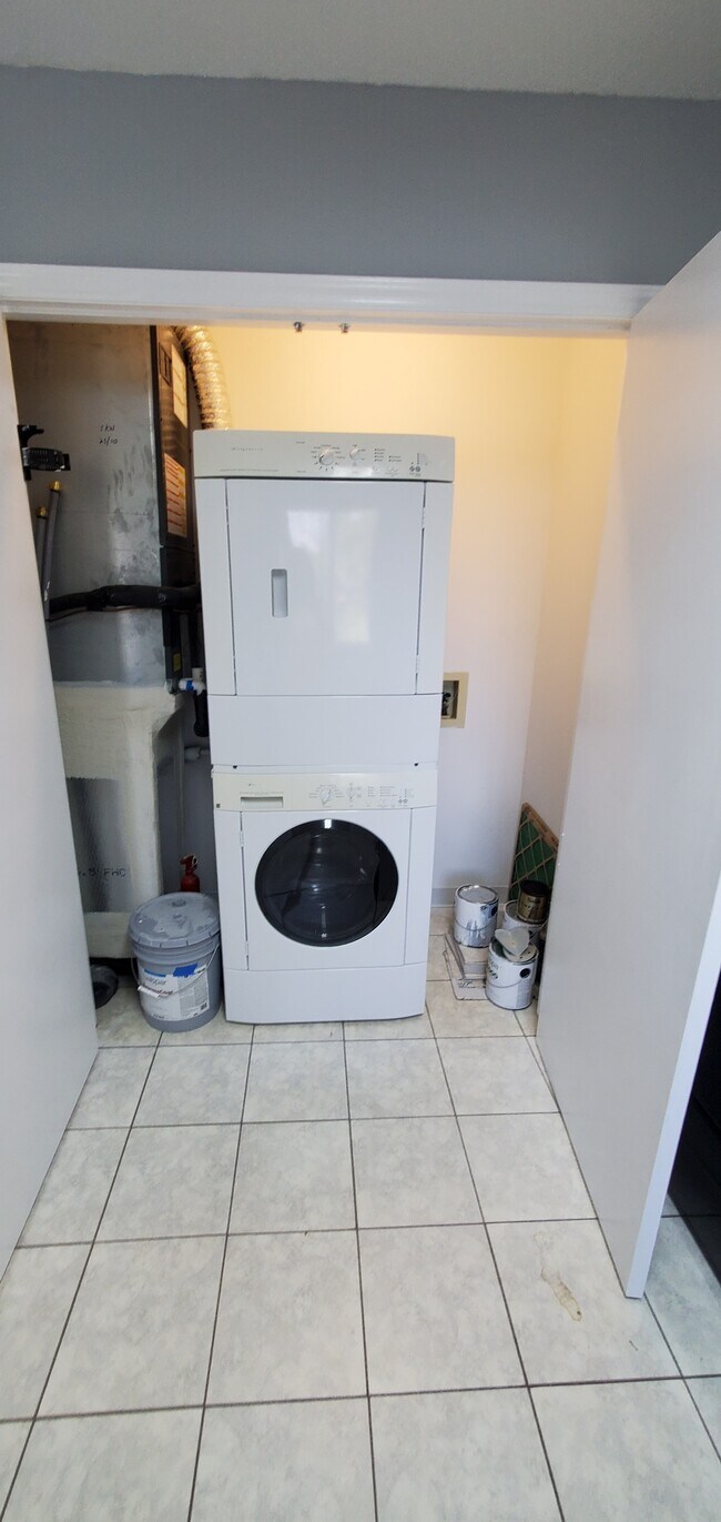 Laundry - 100 Myrtle Greens Dr Unidad J