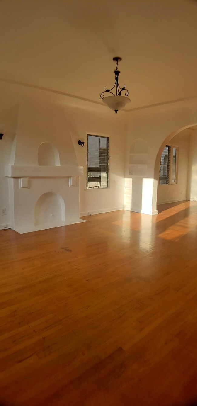 Building Photo - 351 N Genesee Ave Unit 353.5 Rental