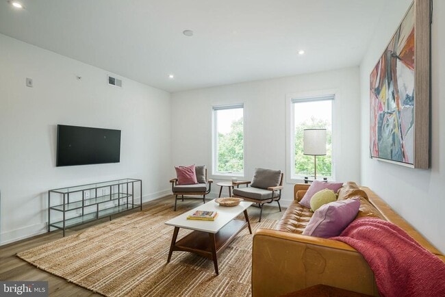 Building Photo - 5013 Springfield Ave Unit 304