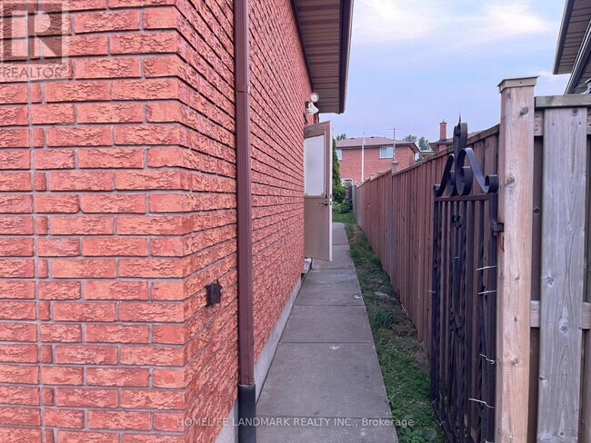 Photo - 353 Darlington Ct