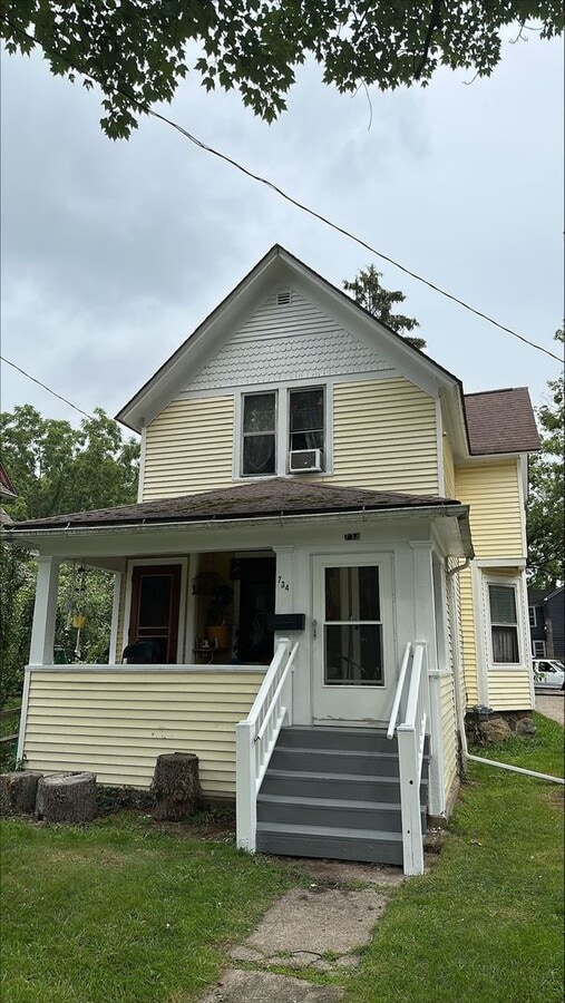 Photo - 734 Village St House