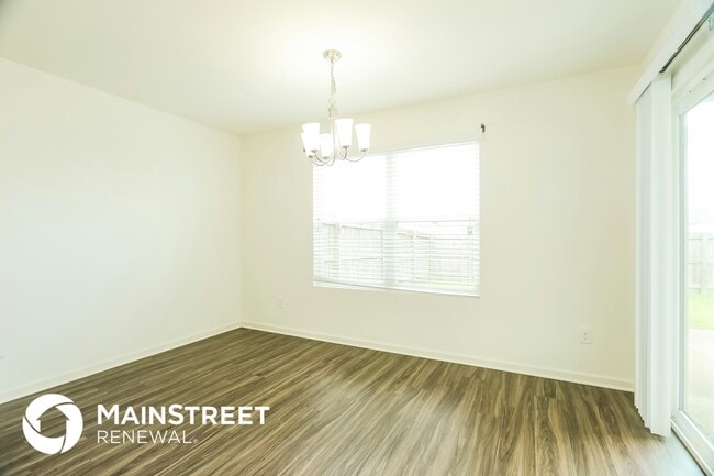Photo - 940 Hawthorn Ln
