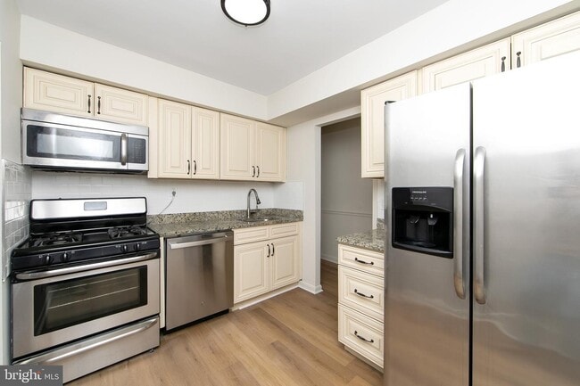 Building Photo - 222 Echelon Rd Unit Echelon Apt -8