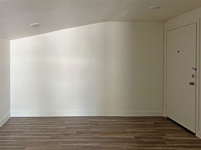 Building Photo - 201 Eastwood St Unit 6 Rental