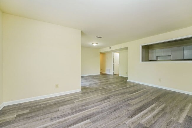 Building Photo - 774 Northern Ave Unit B14