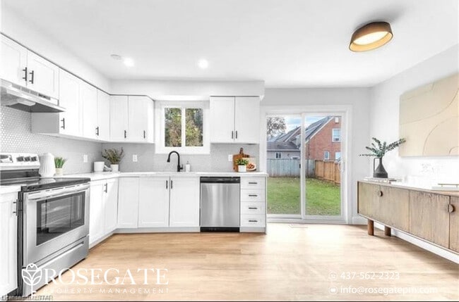 Photo - Charming 3-Bedroom Detached Home with Backyard & 3 Parking Spots – Pet Friendly – London