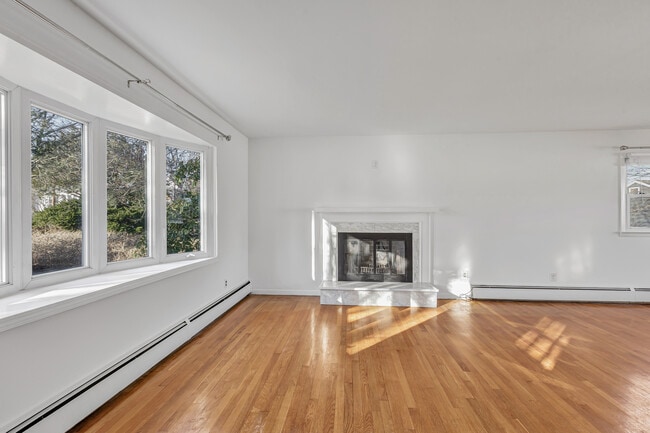 Photo - 4 Soundview Ave