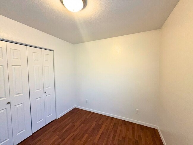 Photo - 809 W Walnut St Unit B2