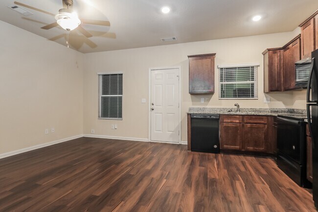 Photo - 109 Highwood Ln