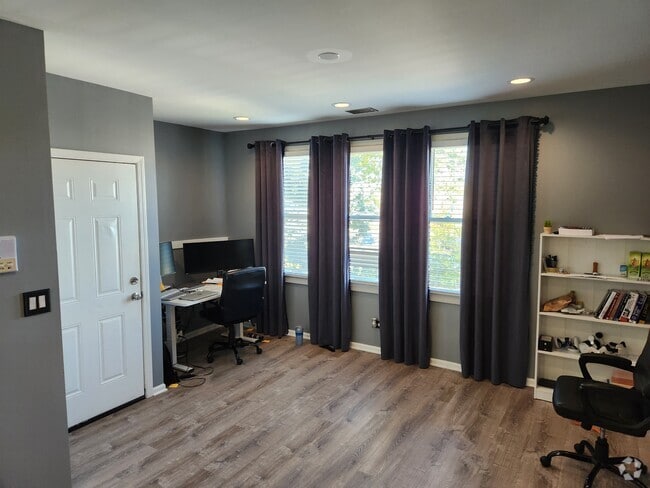 Building Photo - 4933 W Dakin St Unit #2 Rental