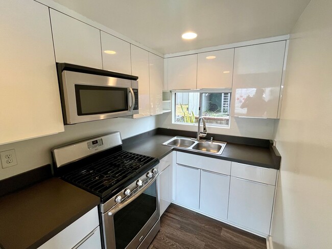 Photo - Takeover - Ek Properties - din3289 Unit A