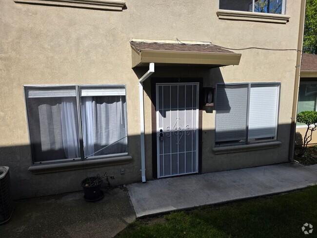 Building Photo - Updated 2 Bedroom, 1.5 Bath Townhouse-Styl...