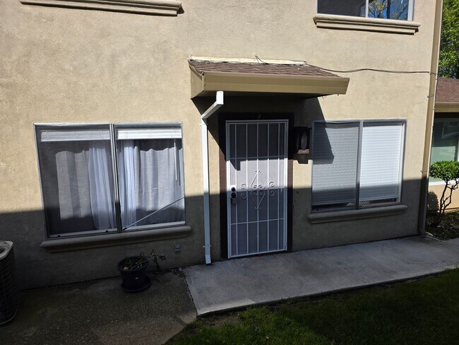 Updated 2 Bedroom, 1.5 Bath Townhouse-Styl... - Updated 2 Bedroom, 1.5 Bath Townhouse-Styl...