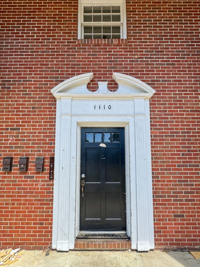 Building Photo - Conveniently Located 2 Bed 1.5 First Floor Unit