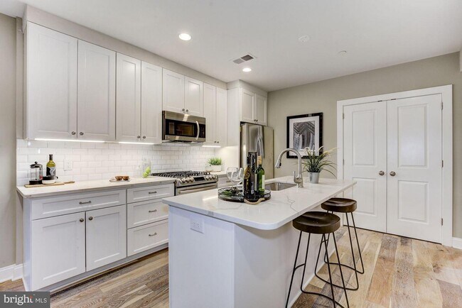 Photo - 3123 Warder St NW Unidad #1