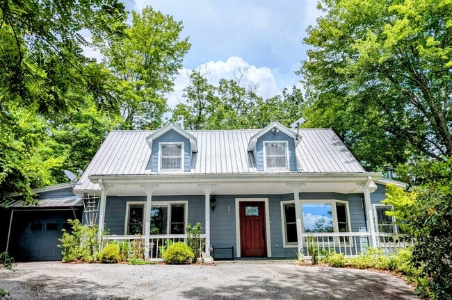 Photo - 524 Stornoway Dr