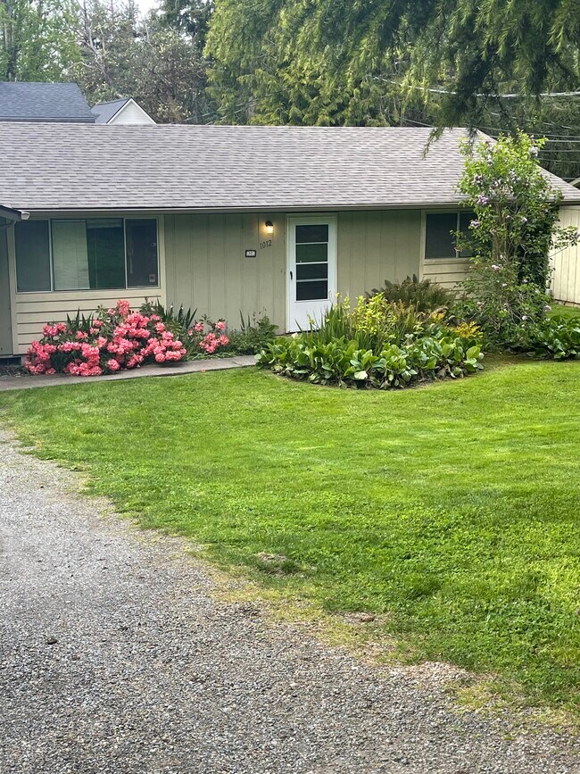 Great location, close to hey 16, 5 minutes to shopping, restaurants, urgent care & MultiCare, - 1020 34th Ave NW Unit 1020