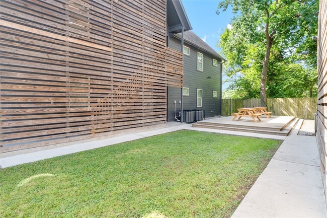 Building Photo - 3426 Tuam St Unit A